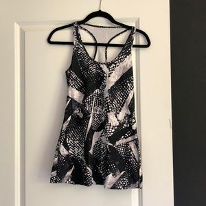Black and white print lulu lemon workout top